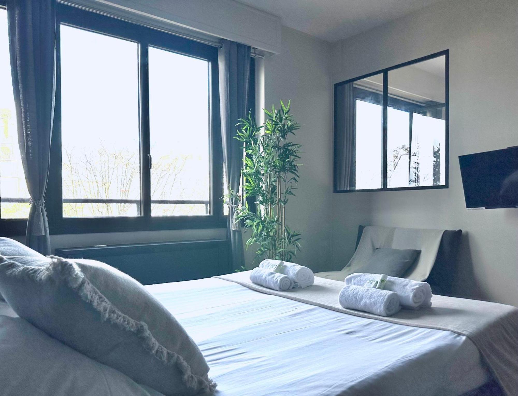 Stylish Apartment With A Balcony In ปารีส ภายนอก รูปภาพ