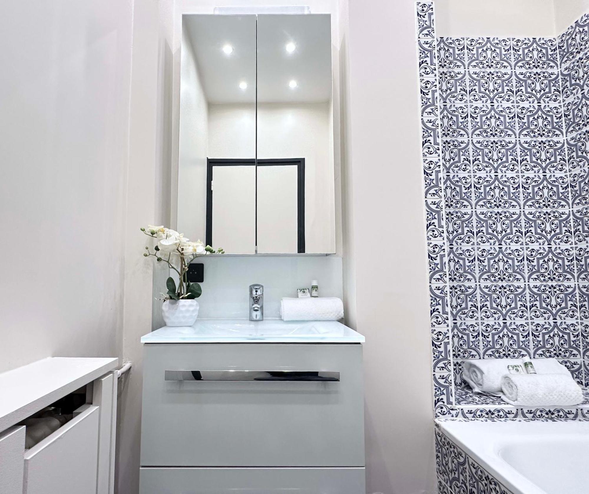 Stylish Apartment With A Balcony In ปารีส ภายนอก รูปภาพ
