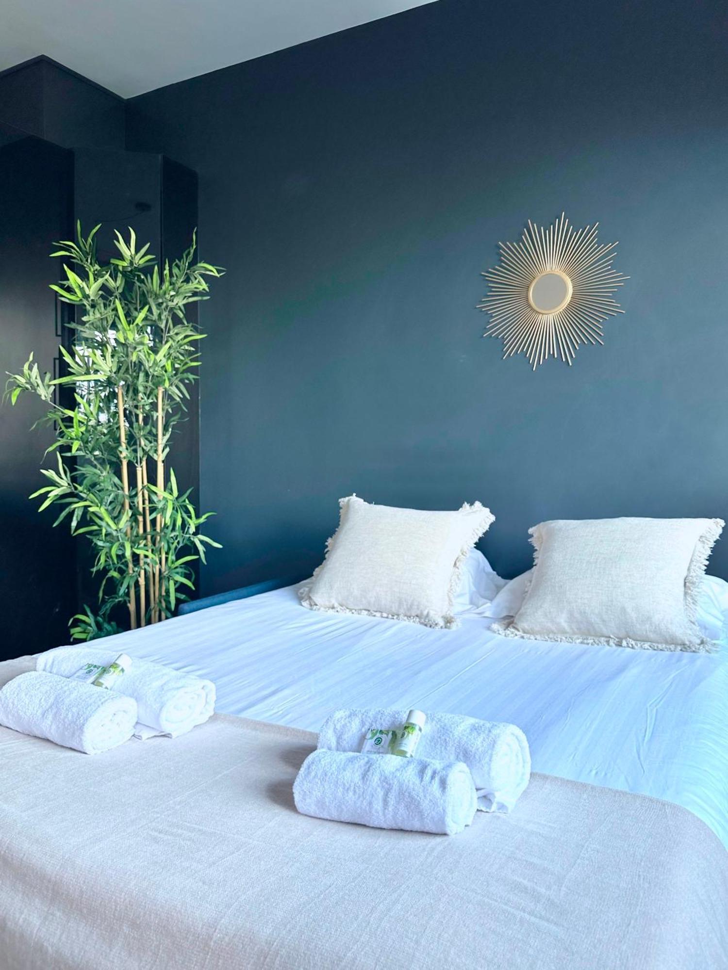 Stylish Apartment With A Balcony In ปารีส ภายนอก รูปภาพ