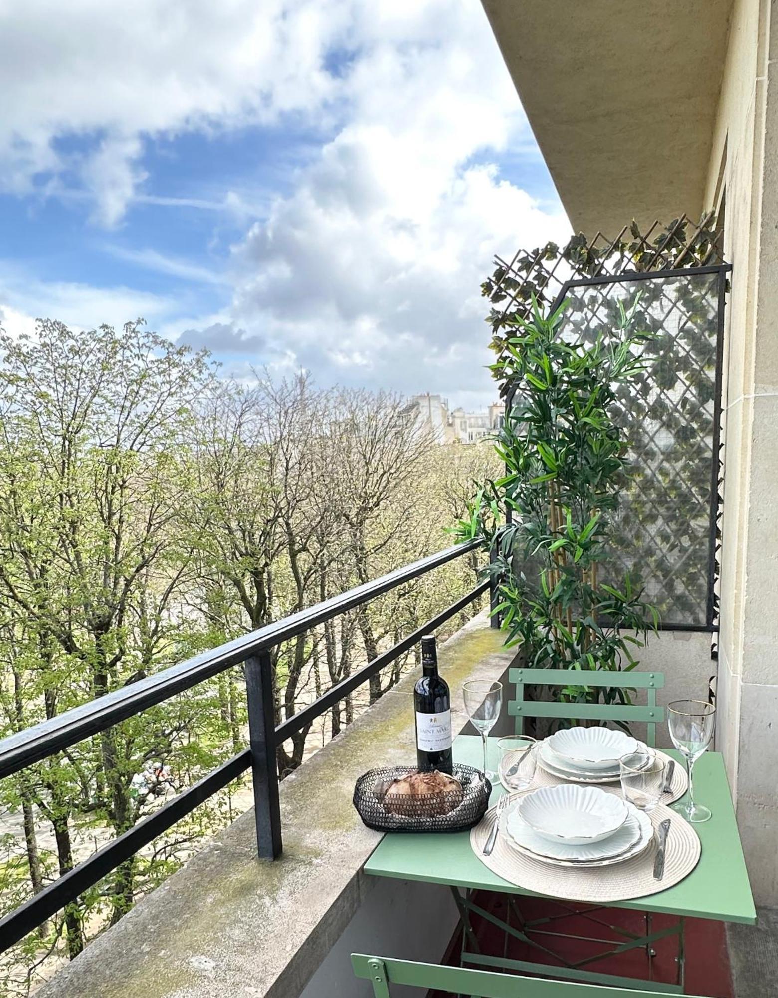 Stylish Apartment With A Balcony In ปารีส ภายนอก รูปภาพ
